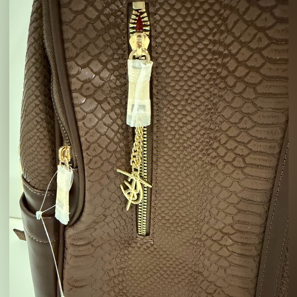 NWT TOTE& CARRY SIGNATURE TRAVELER BACKPACK IN CHOCOLATE - Picture 9 of 15
